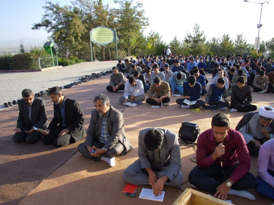 غبار روبی و زیارت عاشورا در مزار شهدا 2