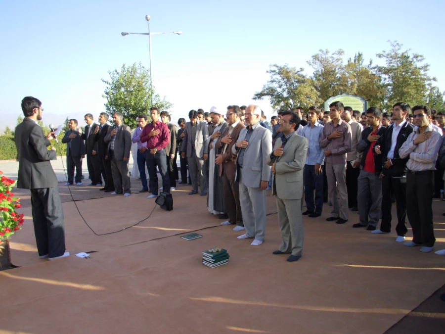 غبار روبی و زیارت عاشورا در مزار شهدا 3