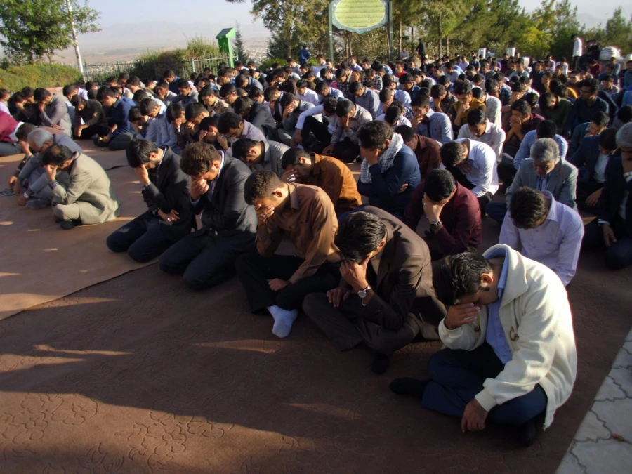 غبار روبی و زیارت عاشورا در مزار شهدا 4