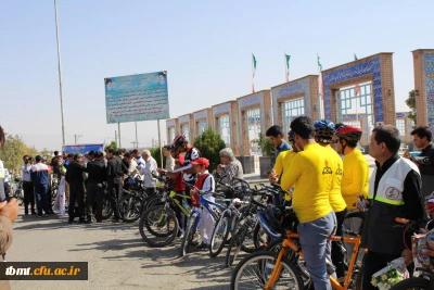 شرکت دانشجویان وکارکنان واحد شهید رجائی تربت حیدریه در همایش  دوچرخه سواری  به مناسبت هفته دفاع مقدس چهار شنبه 96/7/5