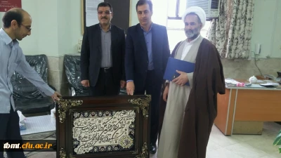 تجلیل از حجت الاسلام وحیدی امام جمعه بجستان و عضو هیات علمی واحد شهید رجایی تربت حیدریه به مناسبت مقام استاد و معلم در هفته آموزش و اهدای تابلو فرش دفتر نهاد مقام معظم رهبری استان خراسان رضوی 14-2-97