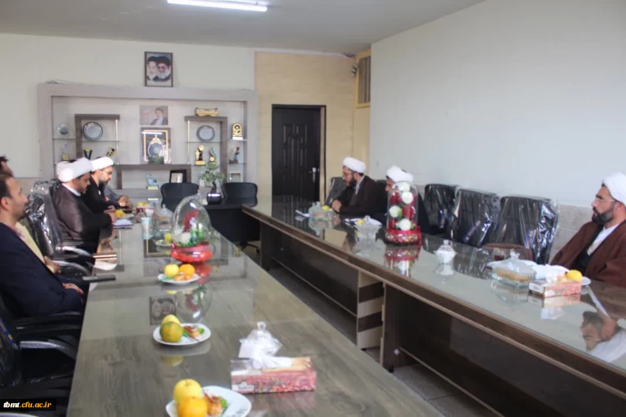 جلسه اساتید گروه معارف با حضور دکتر روحانی ریاست دانشگاه 3